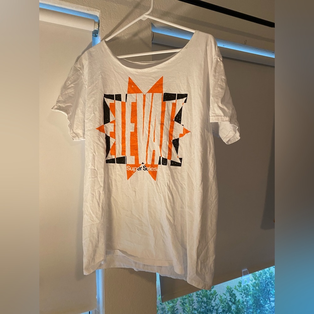 T-Shirt - Picture 2 of 3